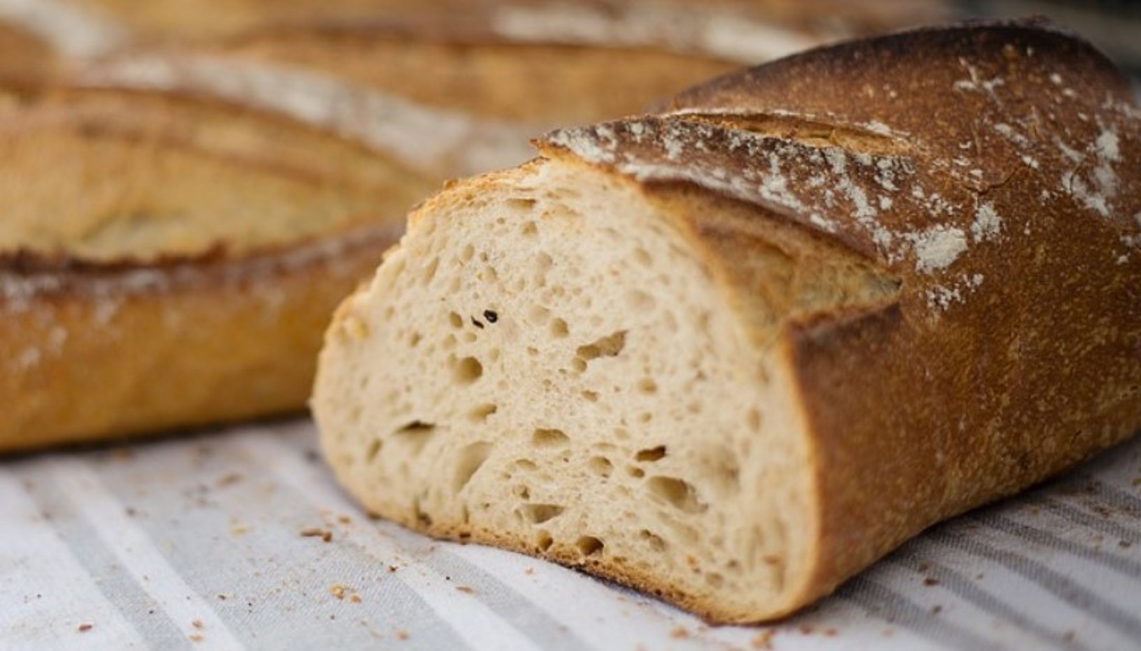 Выпечка без дрожжей. Banana Bread Day. Brot фильм 2011. Tatar Brot. Er kauft Brot немецкий.